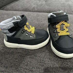 Toddler boy size 6 sneaker boot
